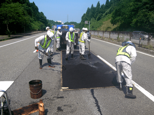 パッチング（路面の応急処理）