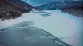 錦秋湖の氷紋