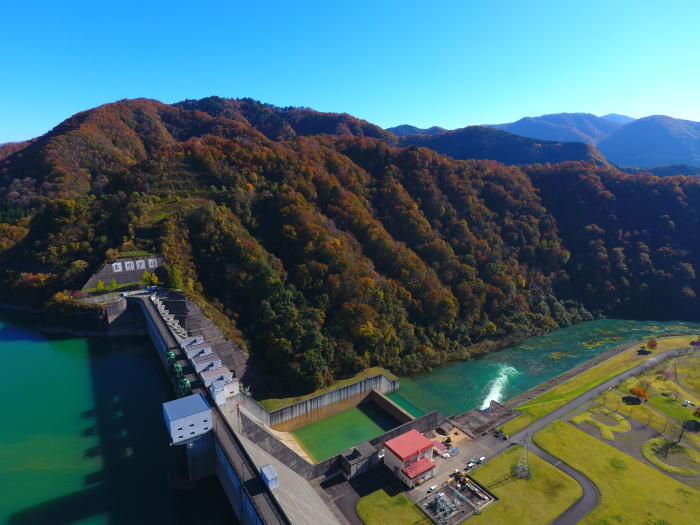 玉川ダム管理所周辺の紅葉